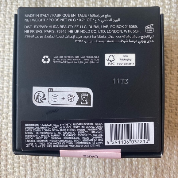 HUDA BEAUTY Easy Bake Setting Powder - Picture 3 of 6